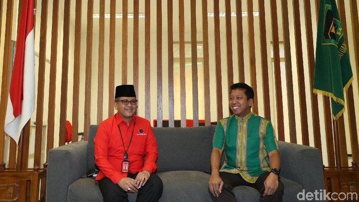 Sekjen PDIP Hasto Kristiyanto menyambangi DPP PPP, Jakarta, Senin (26/3/2018). Kedatangannya untuk bertemu Ketum PPP Romahurmuziy.