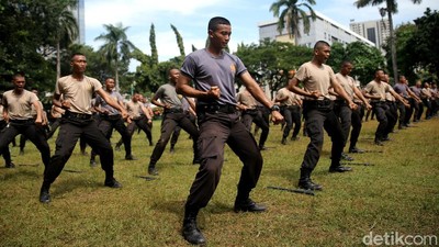 Melihat Sabhara Berlatih Beladiri