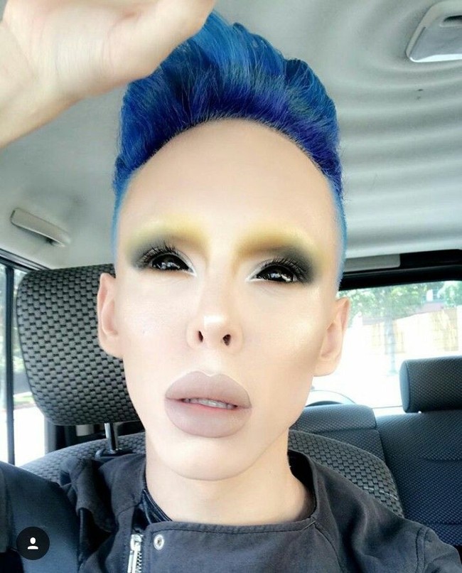 Ini gaya super aneh Vinny yang tampil dengan soft lense besar agar bola matanya tampak lebih besar dan rambut diwarnai dengan kuku panjang. (Foto: Instagram)