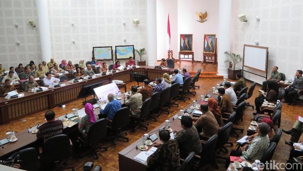  Menkeu Sri Mulyani memberi keterangan soal rapat Wantim Otda soal DAK di kantor Wapres, Senin (26/3/2018)