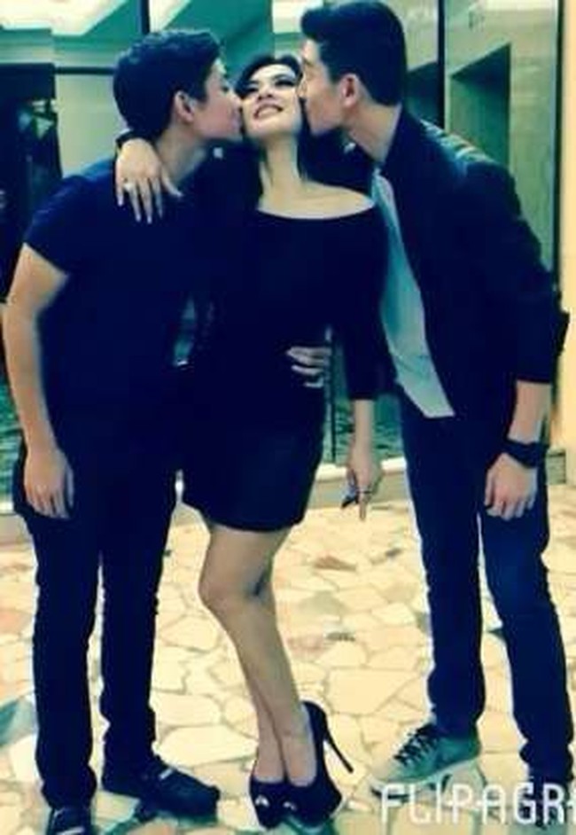 Dicium dua pria berondong. Pada Mei 2014, sempat beredar foto Syahrini dicium dua pria yang diduga usianya lebih muda dari penyanyi berjulukan Inces itu. Itu adik-adik aku, mereka sayang sama kakaknya. Aku nggak ada perasaan apa-apa kok. Mereka itu anak-anak yang punya talenta jadi ya hanya adik dan kakak saja, jawab Syahrini saat mengklarifikasi foto tersebut. (Foto: Instagram)