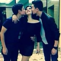 Dicium dua pria berondong. Pada Mei 2014, sempat beredar foto Syahrini dicium dua pria yang diduga usianya lebih muda dari penyanyi berjulukan Inces itu. Itu adik-adik aku, mereka sayang sama kakaknya. Aku nggak ada perasaan apa-apa kok. Mereka itu anak-anak yang punya talenta jadi ya hanya adik dan kakak saja, jawab Syahrini saat mengklarifikasi foto tersebut. (Foto: Instagram)