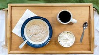 Rumah sakit di Rusia punya menu khusus untuk pasien rawat inapnya. Semangkuk bubur gandum disajikan dengan keju cottage dan secangkir kopi hangat. Duh sakit masih tetap bisa ngopi nih. Foto: Istimewa