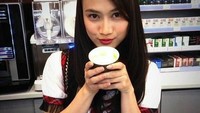 Masih memakai seragam yang biasa dipakai JKT48 saat tampil, Melody terlihat sedang menyesap secangkir kopi. Dengan mundurnya Melody dari JKT 48, pasti fansnya akan kangen dengan Melody saat memakai pakaian ini. Foto: Instagram @jkt.48love