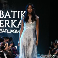 Fashion show koleksi terbaru Barli Asmara yang mengeksplorasi kain batik Jambi di Plaza Indonesia Fashion Week 2018, Jakarta. Jumat [23/3/2018]. [Foto: Mohammad Abduh/Wolipop]