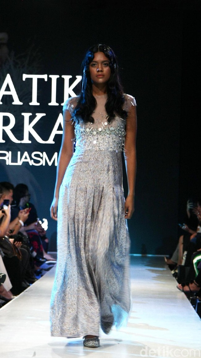 Fashion show koleksi terbaru Barli Asmara yang mengeksplorasi kain batik Jambi di Plaza Indonesia Fashion Week 2018, Jakarta. Jumat [23/3/2018]. [Foto: Mohammad Abduh/Wolipop]