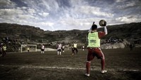 Meski begitu, stadion sepakbolanya juga sering digunakan oleh masyarakat setempat untuk bermain sepakbola. Oh iya, stadionnya hanya bisa digunakan saat musim panas saja (Visit Greenland)