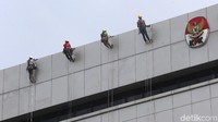 4 Relawan meluncur dari atas gedung KPK.