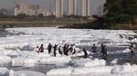 Keseruan Anak-anak di India Main Busa di Sungai Berpolusi