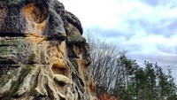 Wisatawan cukup banyak yang datang kemari. Mereka juga berfoto dengan latar Devils Head yang unik (adel_rubin/Instagram)