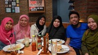 Reunian bersama teman SMA, Abu memilih makan pasta di restoran. Wah temannya kok wanita semua ya? (Foto: instagram @abuhamzah12)
