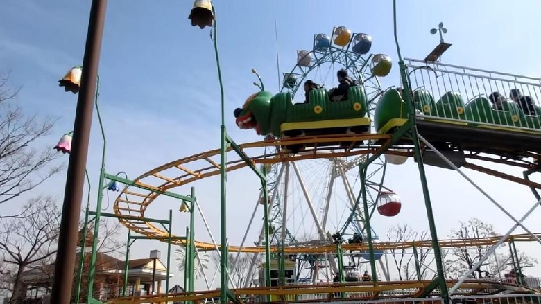 Family Coaster di Jepang yang berhenti tengah jalan (Yasuhiro Suzuki/Youtube) Family Coaster di Jepang yang berhenti tengah jalan (Yasuhiro Suzuki/Youtube)