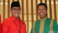 Romahurmuziy menyambut kedatangan Hasto Kristiyanto.