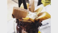 Walau berbadan ramping, ternyata Melody suka milkshake dengan topping melimpah. BananaChocoNut Milkshake, tulis akun @jkt48melodynl. Foto: Instagram @jkt48melodynl  