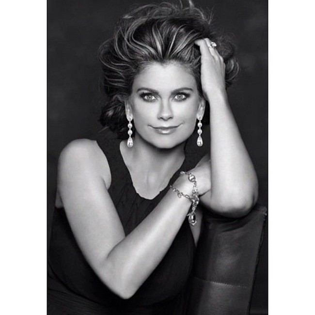 Sebagai model, karier Kathy Ireland cukup sukses. Dia sudah pernah menjadi sampul majalah Vogue hingga Cosmopolitan. Posenya di sampul majalah Sports Illustrated pada 1989 mendapat penghargaan The Greatest Sports Illustrated Swimsuit Cover Of All Time. Foto: Instagram/Kathy Ireland