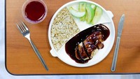 Rumah sakit di Australia punya menu makanan menggoda untuk para pasiennya. Ada plum chicken, nasi dan potongan apel segar. Minumnya jus cranberry. Meski enak tapi jangan sakit terlalu lama ya! Foto: Istimewa