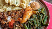 The.lucky.belly mampir ke Warteg Lestari BSD. Lauk cumi balado, orek tempe, tumis kerang, tumis buncis, perkedel dan tempe goreng nampak memenuhi piring. Nyamm nyamm! Foto: Instagram the.lucky.belly