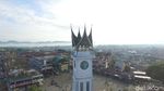 Foto Drone: Jam Gadang di Balik Gunung