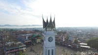 Masyarakat sekitar percaya kalau angka IIII itu dibuat demikian untuk mengenang empat orang pekerja yang meninggal karena kecelakaan kerja dalam membangun Menara Jam Gadang (Okta Marfianto/detikTravel)