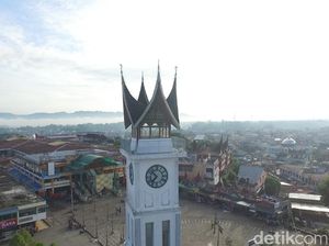 Cegah Corona, Jam Gadang Bukittinggi Disemprot Disinfektan