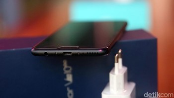 Bagian bawahnya terdapat port USB type C, jack audio 3,5mm dan speaker. Foto: Rachman Haryanto