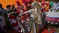 Pada saat perayaan orang beramai-ramai ke kuil untuk berdoa. Mereka mempersembahkan buah-buahan dan bunga kepada dewa. (Reuters)