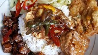 Di kala sederhana terasa begitu nikmat, tulis tclsinclair saat menyantap menu warteg. Lauknya ada tumis labu, orek tempe, telur mata sapi, tahu dan bakwan jagung. Foto: Instagram tclsinclair