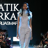 Fashion show koleksi terbaru Barli Asmara yang mengeksplorasi kain batik Jambi di Plaza Indonesia Fashion Week 2018, Jakarta. Jumat [23/3/2018]. [Foto: Mohammad Abduh/Wolipop]