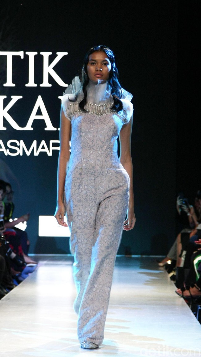 Fashion show koleksi terbaru Barli Asmara yang mengeksplorasi kain batik Jambi di Plaza Indonesia Fashion Week 2018, Jakarta. Jumat [23/3/2018]. [Foto: Mohammad Abduh/Wolipop]