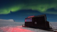 Di dalam setiap kabin Aurora Wilderness Camp ada tempat tidur besar, fasilitas memasak, meja, toilet, dan pemanas ruangan bersumber gas. Aurora bisa dilihat melalui langit-langit kaca (Kilpissafarit/CNN Travel)