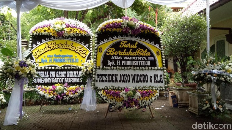 Jokowi Kirim Karangan Bunga untuk Probosutedjo Jokowi Kirim Karangan Bunga untuk Probosutedjo
