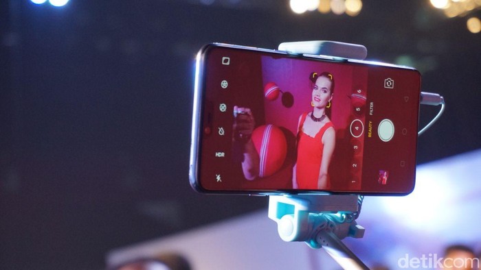 Oppo F7. Foto: detikINET/Muhammad Alif Goenawan Oppo F7. Foto: detikINET/Muhammad Alif Goenawan