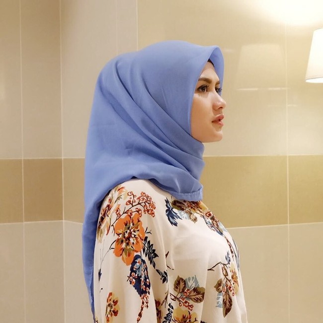 Memakai warna-warna terang dan lembut seperti ini membuat wanita yang memang bercita-cita menjadi polisi ini terlihat lebih feminin. Jika dilihat sekilas orang-orang tidak akan menyangka dirinya bekerja sebagai polwan. Foto: Instagram Bripda Ismi