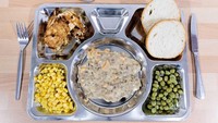 Disajikan dalam wadah makan alumunium, menu makan pasen rumah sakit di Jerman terbilang komplit. Ada creamed beef atau bubur daging, kacang polong dan jagung rebus, strudel dan dua potong roti. Foto: Istimewa