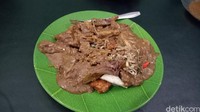 Rujak cingur enak dan murah meriah ada di Kantin Blauran Surabaya, Cipete, Jakarta Selatan. Cingur sapi yang kinyil lembut dipadu bersama tahu, tempe, mangga, toge, bengkoang dan kangkung sebelum diguyur sambal petis.
