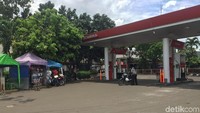 Saat disambangi detikcom pada Senin (26/3/2018), suasana di SPBU tersebut tidak terlalu ramai.