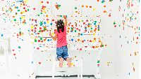 Foto:  Karya tersebut diduga mencontek karya serupa milik seniman ternama Jepang Yayoi Kusama yang bertajuk The Obliteration Room. Karya seni instalasi ini pernah dipajang di Galeri Nasional Singapura. (nationalgallery.sg)