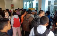 Tak Bisa Telepon, Ratusan Pelanggan Datangi Gerai Indosat Sukabumi