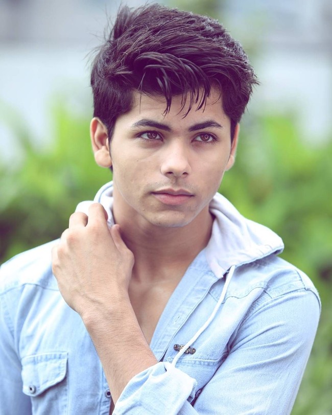 Bagaimana menurutmu penampilan Siddharth ini? Mirip Aliando Syarief? Foto: Instagram