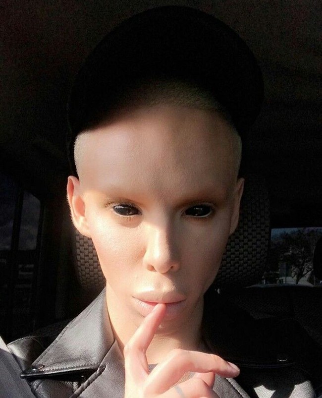 Alhasil, pria yang berprofesi sebagai makeup artist itu memiliki penampilan berbeda dari fitur wajah orang pada umumnya. Bagian dahinya yang menonjol dengan rahang yang lancip membuat penampilan Vinny tampak menyeramkan. (Foto: Instagram)