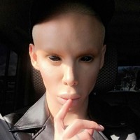 Alhasil, pria yang berprofesi sebagai makeup artist itu memiliki penampilan berbeda dari fitur wajah orang pada umumnya. Bagian dahinya yang menonjol dengan rahang yang lancip membuat penampilan Vinny tampak menyeramkan. (Foto: Instagram)