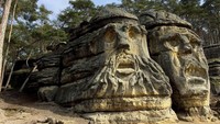 Batu besar ini menggambarkan wajah pria tua dengan mata dan mulut besar. Janggut yang lebat pun menambah kesan seram (niktauch/Instagram)