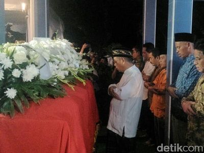 Momen Haru Saat Jenazah Probosutedjo Dimakamkan di Yogya