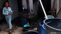 Sebagian warga membuat talang untuk mengalirkan air hujan ke tempat penampungan. Talang itu terbuat dari corong minyak dan pipa.