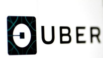 Logo Grab terlihat di layar iPad. Melalui penggabungan bisnis keduanya, pihak Grab mengaku akan mengintegrasikan layanan pesan kendaraan dan makanan milik Uber di kawasan Asia Tenggara dengan platform yang sudah mereka miliki. Foto: Reuters