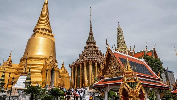 Foto Pamer Pantat di Vihara, 2 Turis Didenda