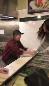 Menjijikan! Karyawan Fast Food Ini Ludahi Makanan dan Ribut dengan Pelanggan