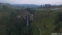 Traveler bisa melihat keindahan air terjun dari bukit saat long weekend Paskah pekan ini. Air Terjun Sipiso-piso mengalir dari ketinggian 120 meter dan Anda harus turun bukit dengan ratusan anak tangga jika ingin merasakan kesejukan airnya (Okta Marfianto/detikTravel)