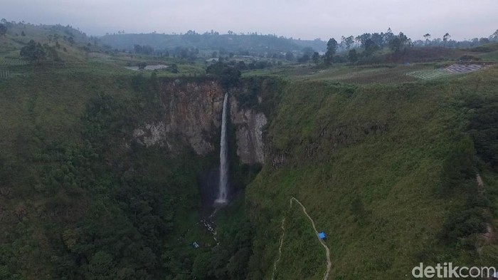 Foto Drone Air Terjun Sipiso Piso