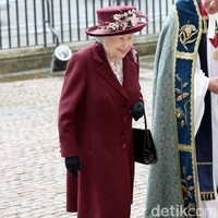 Beralih ke alas kaki, ada satu model dari merek tertentu yang kerap jadi andalan Ratu saat tampil di depan pubik. Favoritnya adalah loafers Gucci Leather Horsebit seharga US$ 730 atau sekitar Rp 10 juta. Sepatu keluaran loafers keluaran brand asal London, Anello & Davide, kabarnya juga disukai Ratu.  Foto: Getty Images